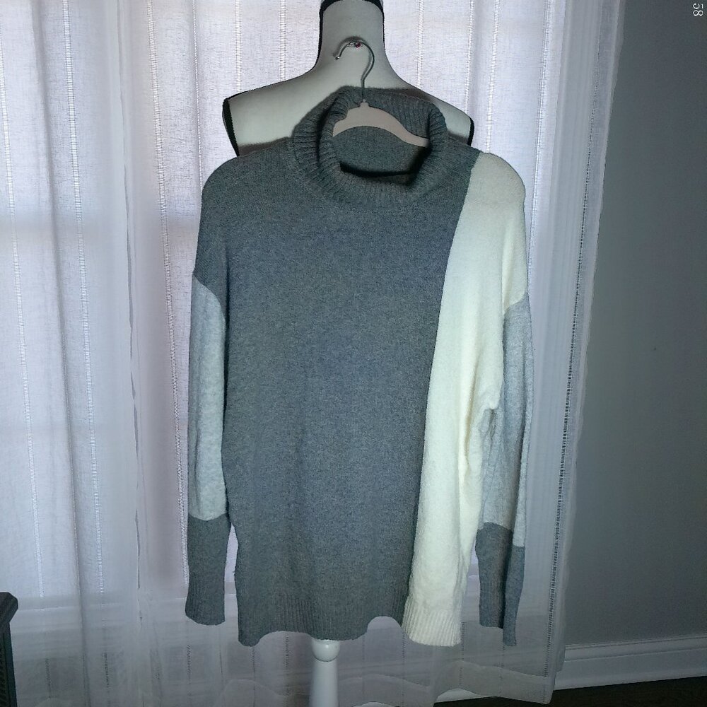 APT. 9 Sweater Cowl Neck White, Light Gray & Gray Color Blocked L